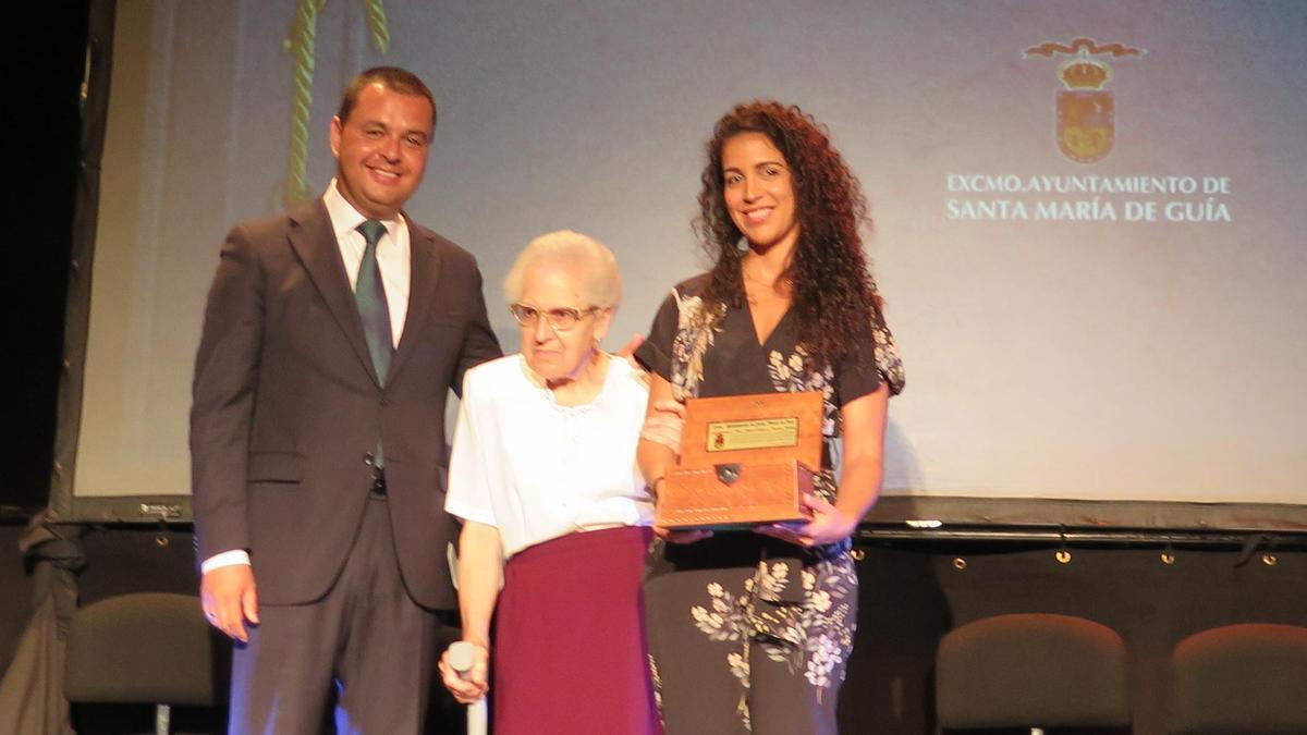 María Dolores Moreno y su nieta Paula Candelaria, junto al alcalde Pedro Rodríguez en el homenaje del año 2017.