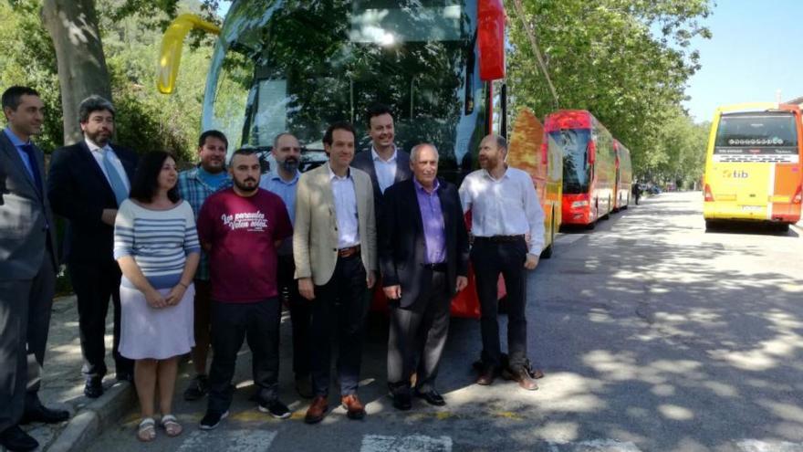 Politiker und Vertreter der Verkehrsbetriebe bei der Präsentation am Donnerstag (8.6.).