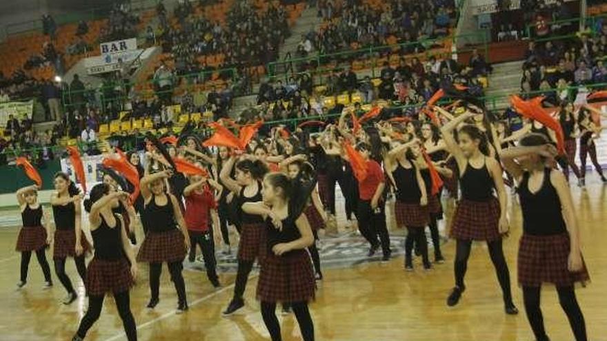 La actuación de la escuela de baile del Pazo Paco Paz. // J.R.