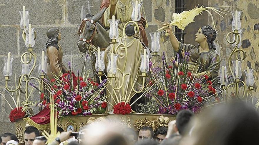 Los primeros pasos salen hoy por las calles cacereñas