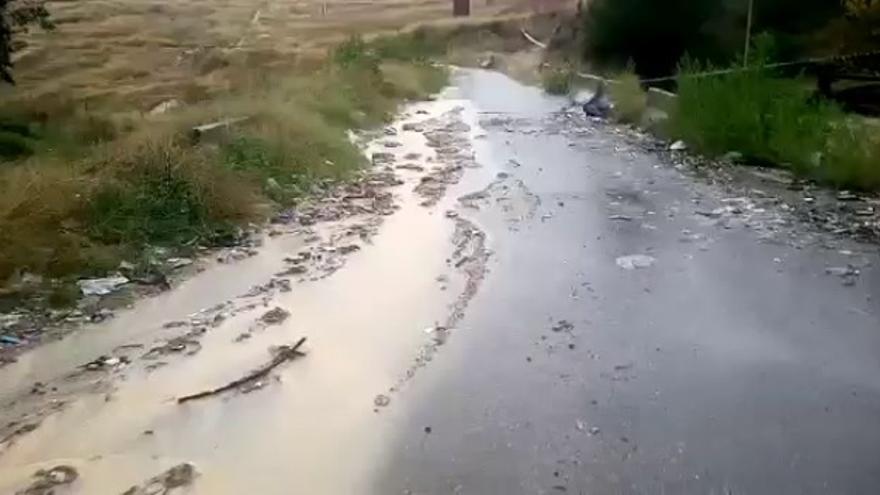 Suciedad llevada al Millars por la lluvia en Onda