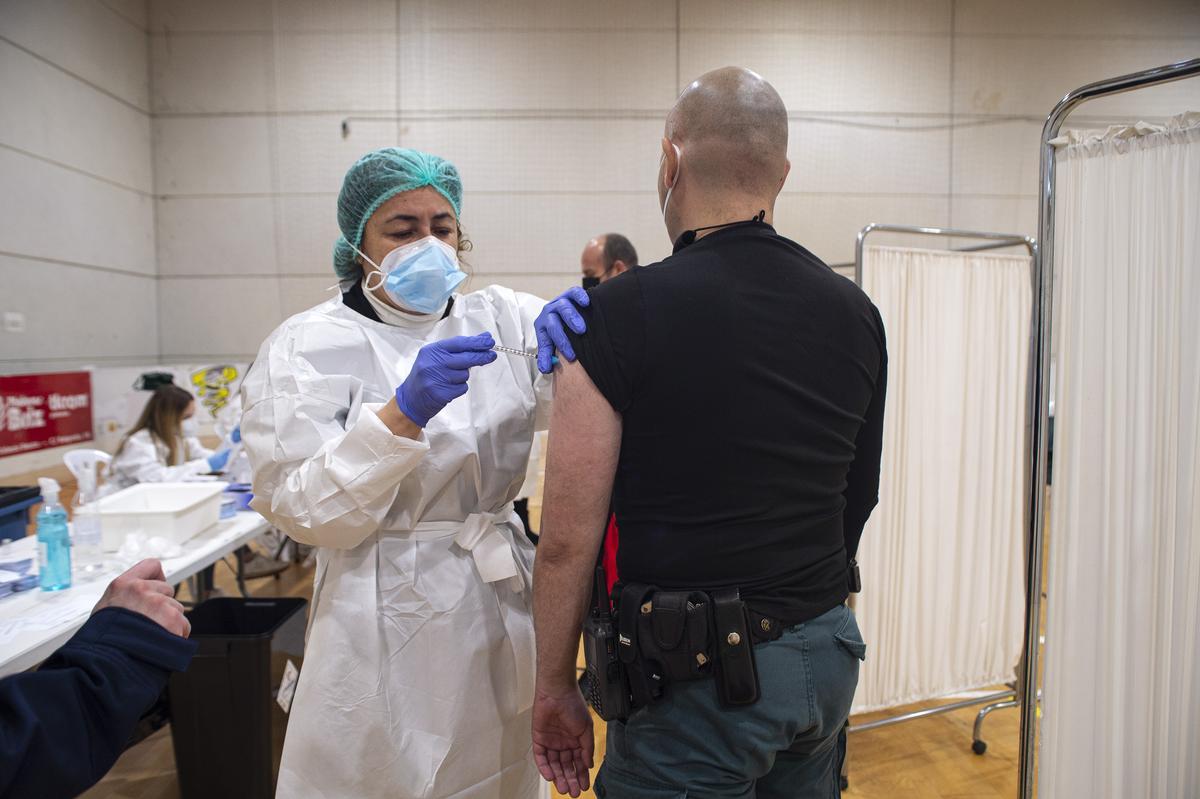 Una sanitaria administra la vacuna frente al covid a un guardia civil.