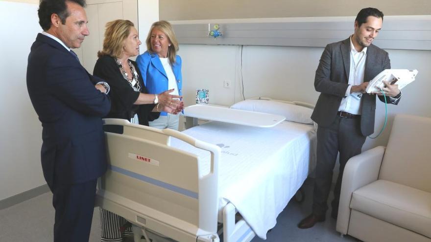 Antonio Feria, Pilar Serrano y Ángeles Muñoz, visitan una de las nuevas habitaciones digitales de Quirónsalud Marbella.