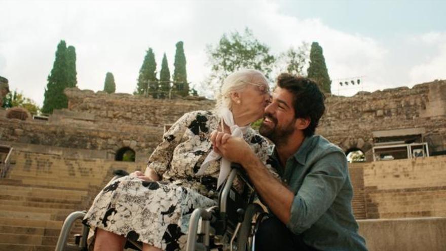 La Tata y Miguel Ángel Muñoz, en el teatro romano de Mérida, durante el rodaje de la cinta.