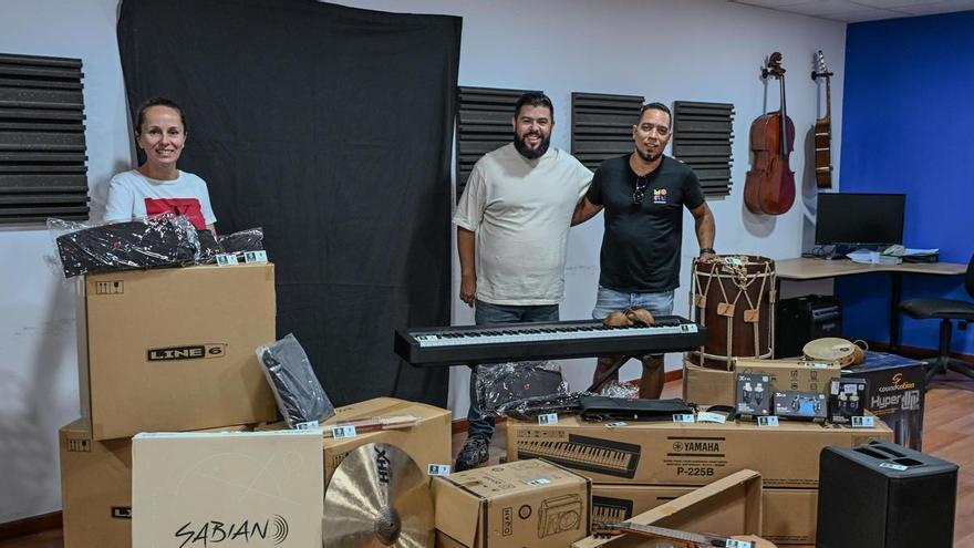 Las Escuelas Artísticas de Mogán incorporan nuevos instrumentos y equipos de sonido