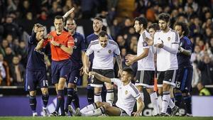Los jugadores del Madrid protestan al árbitro Sánchez Martínez tras la expulsión de Kovacic en Mestalla.