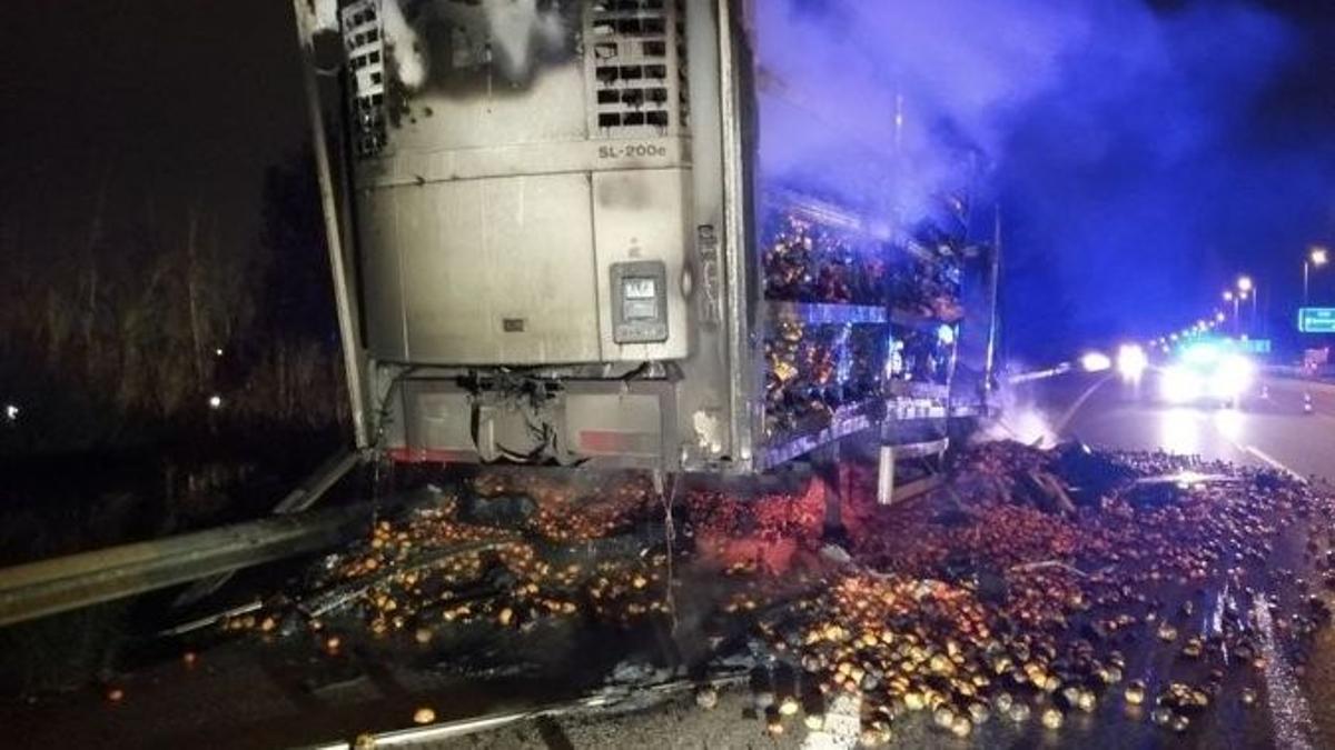 Cues a l’AP-7 per l’incendi d’un camió a Montmeló