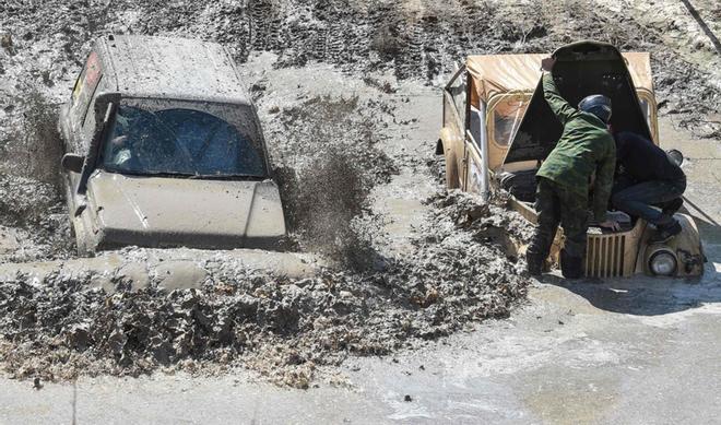 Participantes del Jeep Sprint Festival organizado por el club Offroad Kings en el pueblo Ozernoe en Kyrgyzstan.