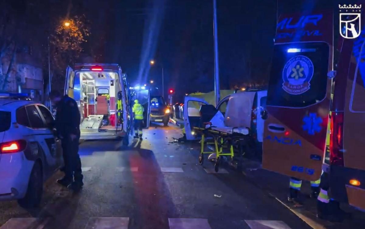 Los servicios de Emergencias atendiendo a los heridos por el atropello en Villaverde.