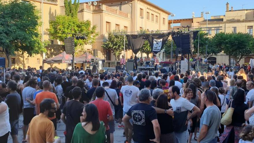 La plaça del Castell es va omplir per seguir els concerts