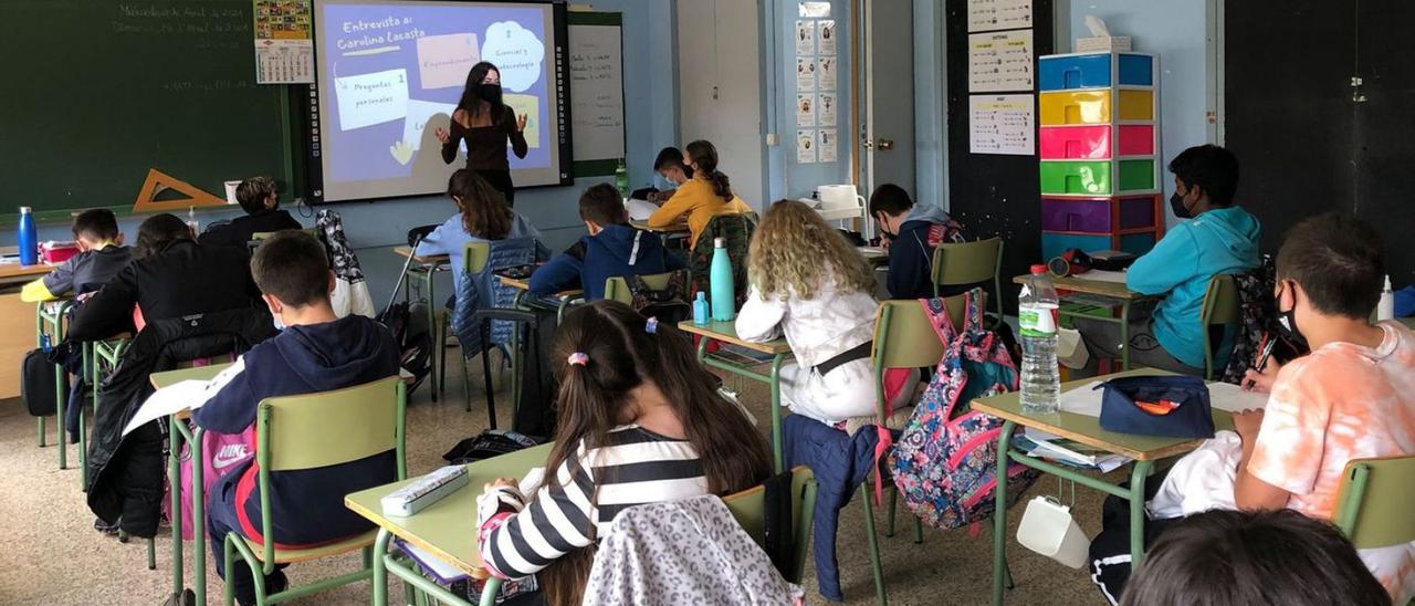 Una activitat de divulgació de Girls4STEM en un centre educatiu valencià. | LEVANTE-EMV