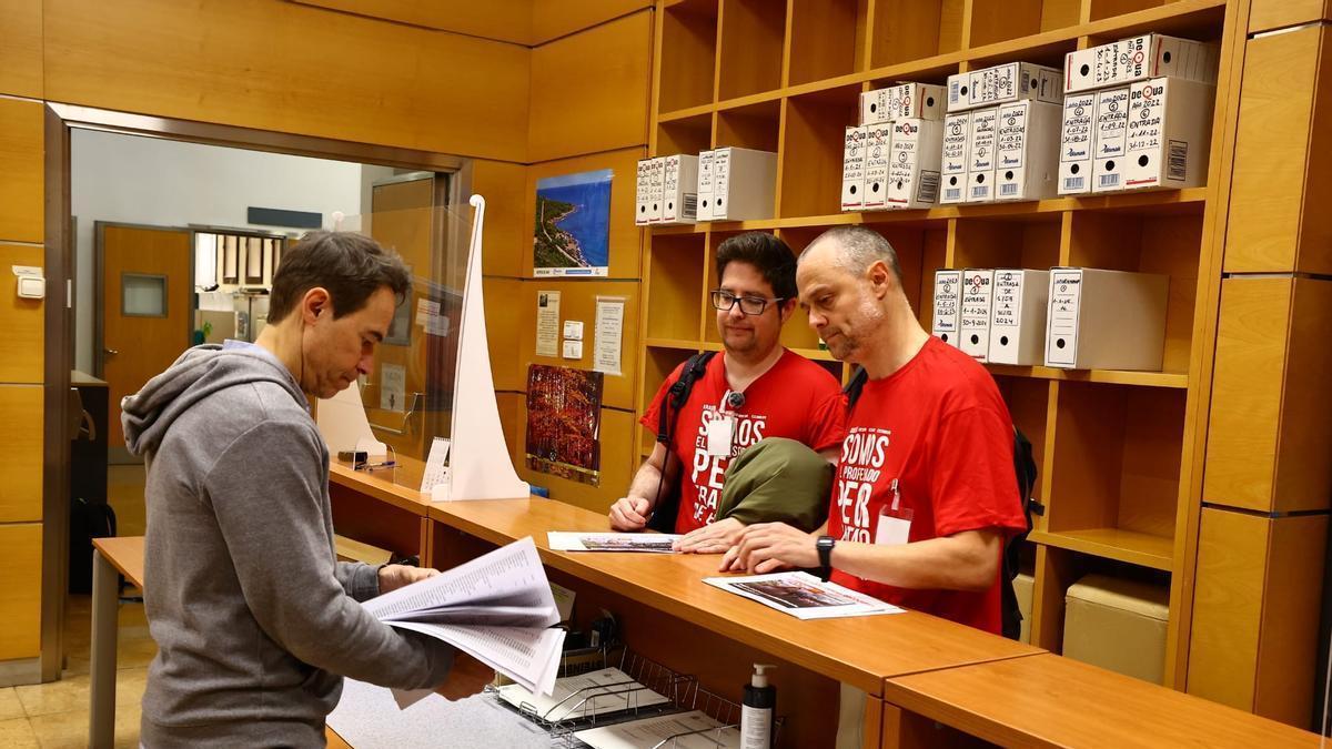 CCOO entrega más de 4.000 firmas para reclamar a Educación una regulación de las salidas extraescolares.