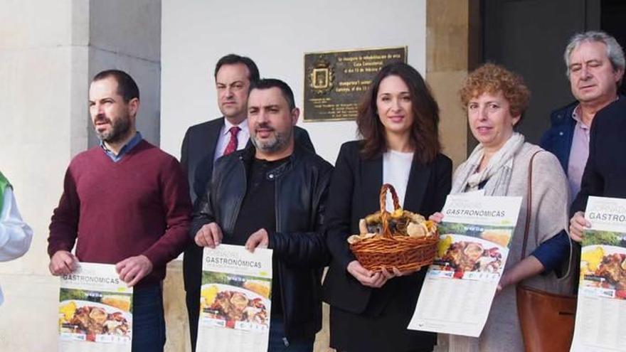 Por la izquierda, Juan Luis López (Casa Telva y Catering Flor de Cerezo), Ángel García (Ayuntamiento de Siero), Ignacio Junquera (Sociedad Micológica de Pañeda), Jorge Riesgo (Viña Xurde), Estíbaliz Arenillas (Asturhongo), Maite Fernández y Antonio Paradelo (La Costana), y Juan Manuel Beltrán (OTEA), ayer.