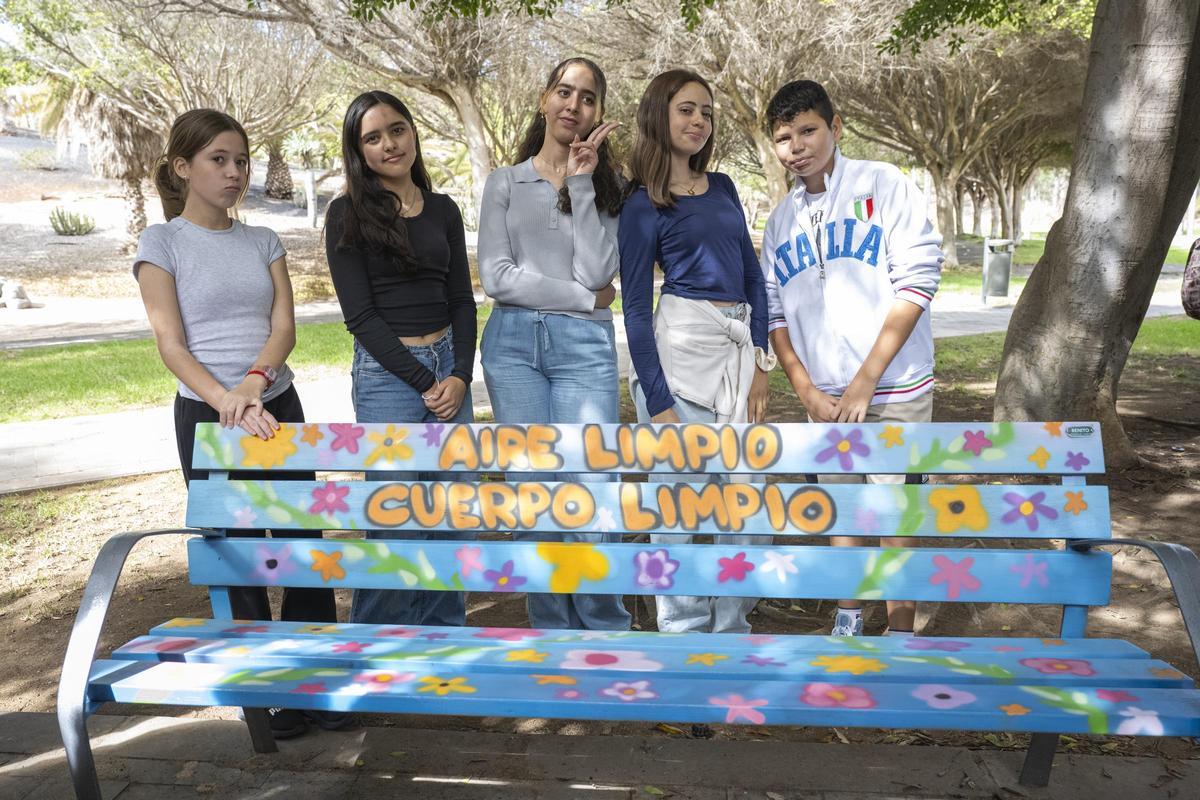 Estudiantes del IES Feria del Atlántico, con el diseño del banco que representa a su centro educativo.