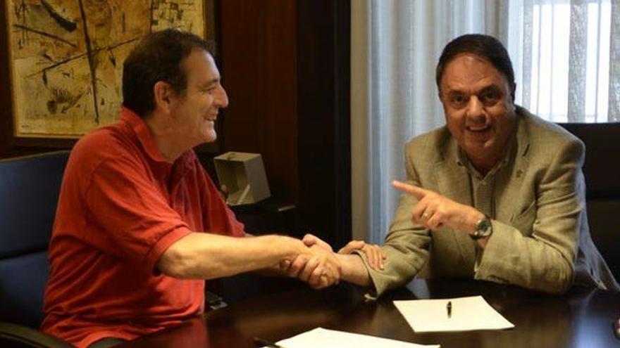 Enric Martí i Valentí Junyent signant el conveni