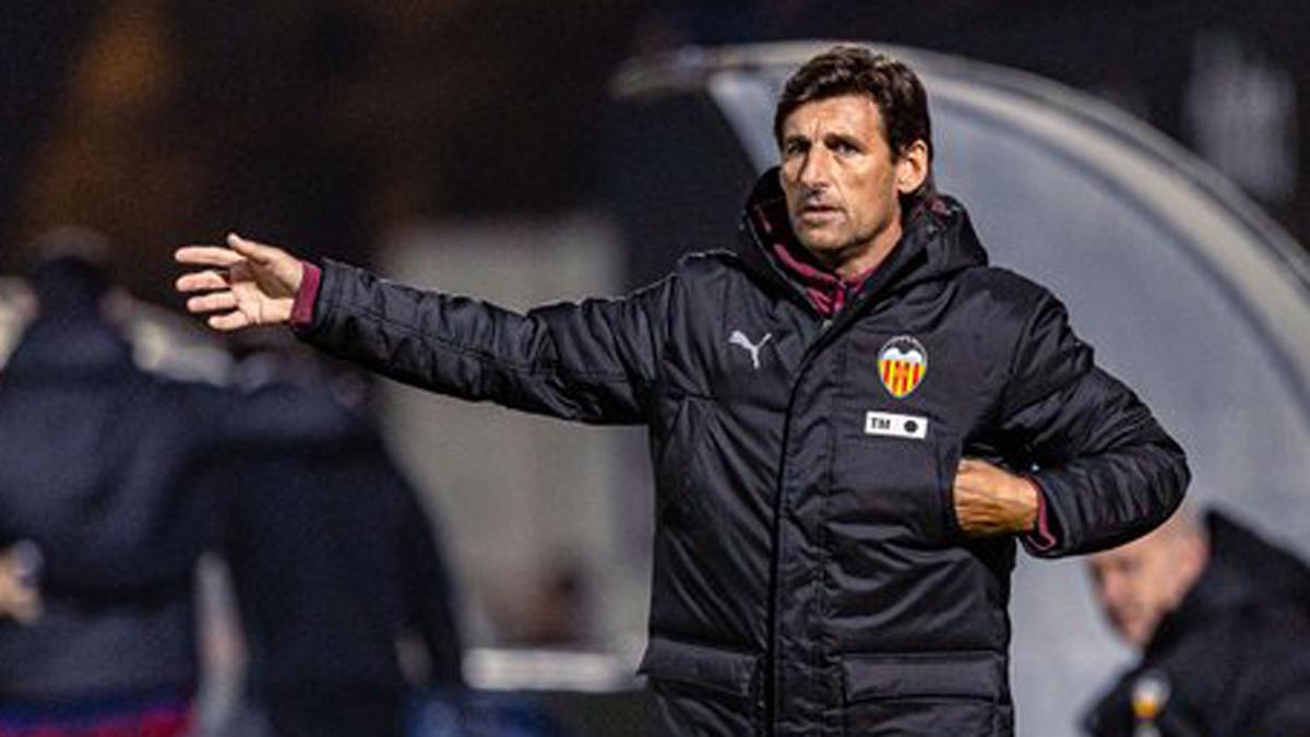 Miguel Ángel Angulo, dando instrucciones en el banquillo