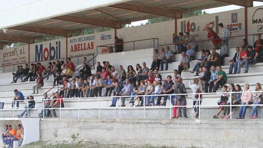 Público en un partido en el campo de Penafita.  // I. Osorio