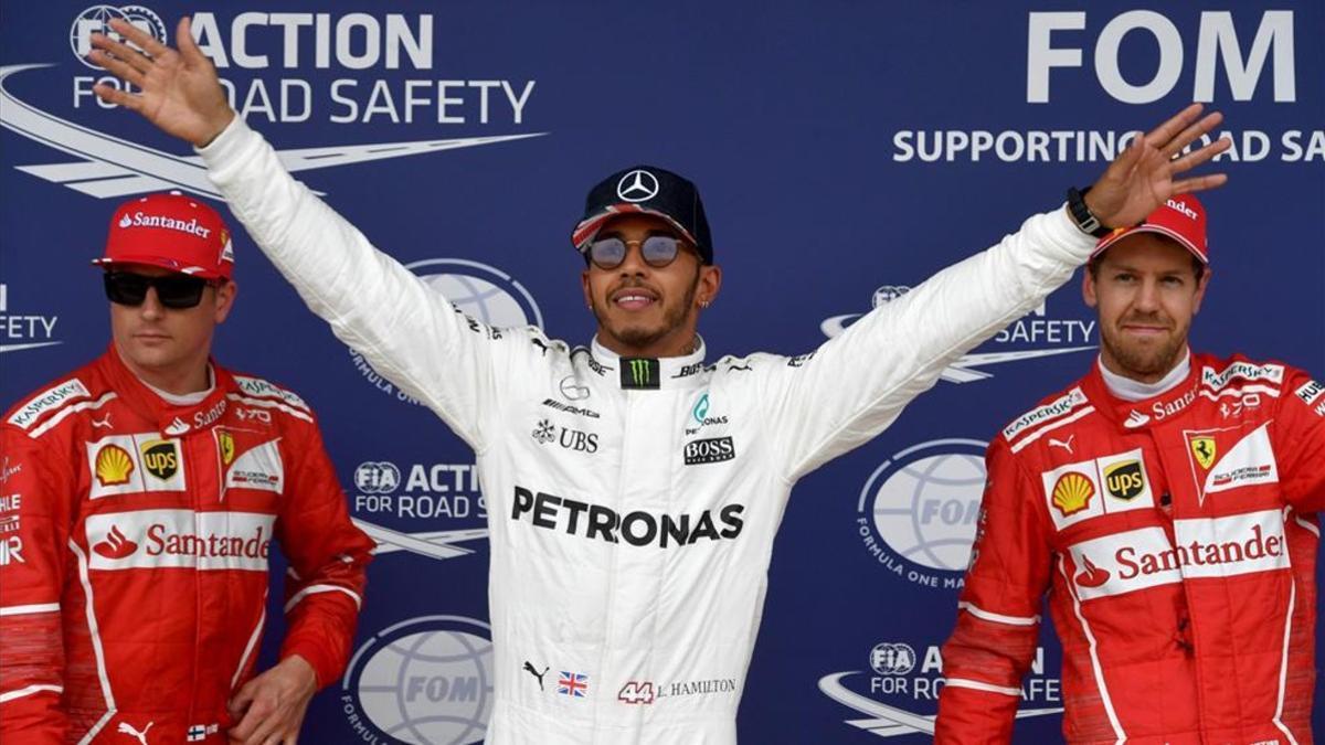 Hamilton, eufórico, rodeado de los pilotos de Ferrari