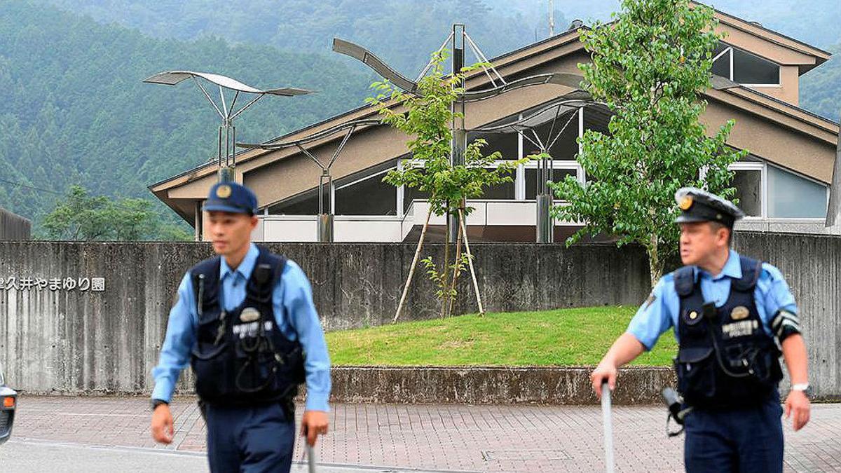 policias-japoneses-ante-las-instalaciones-del-centro