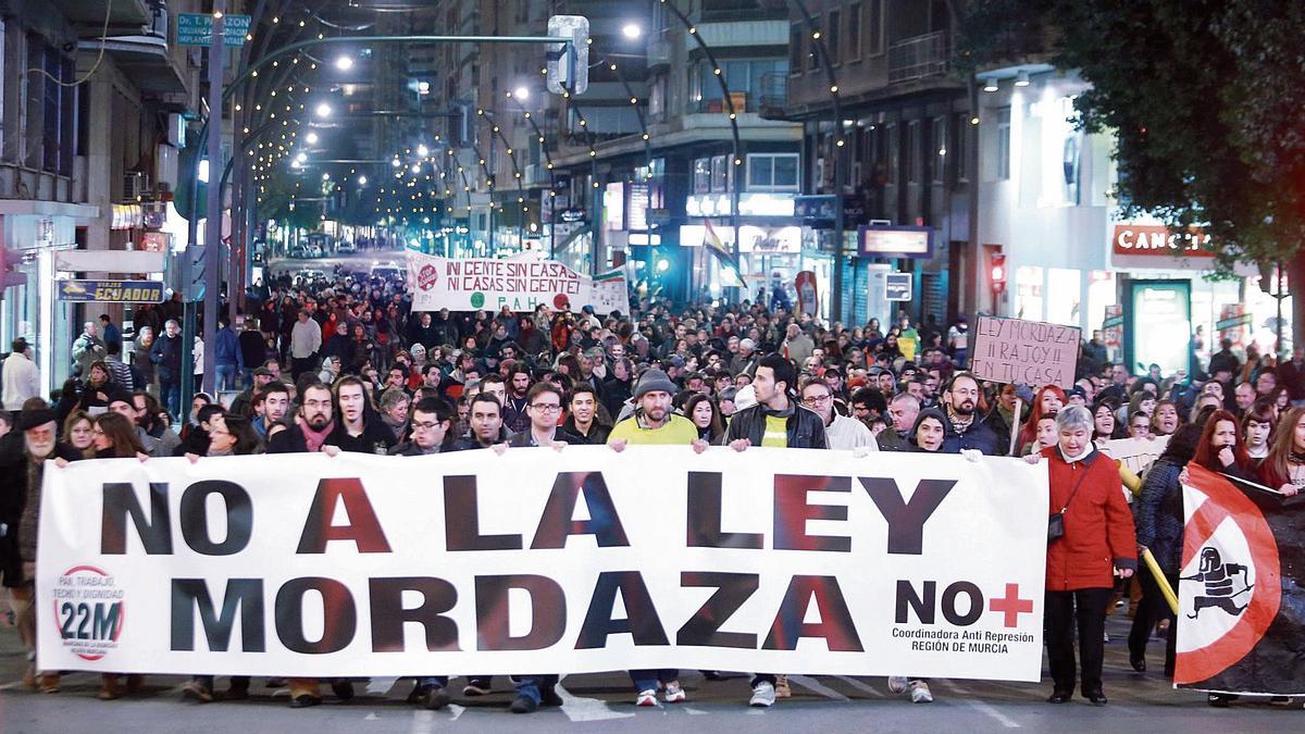 Manifestación en el centro de la ciudad de Murcia, celebrada en enero del año 2015, para clamar contra la Ley Mordaza.