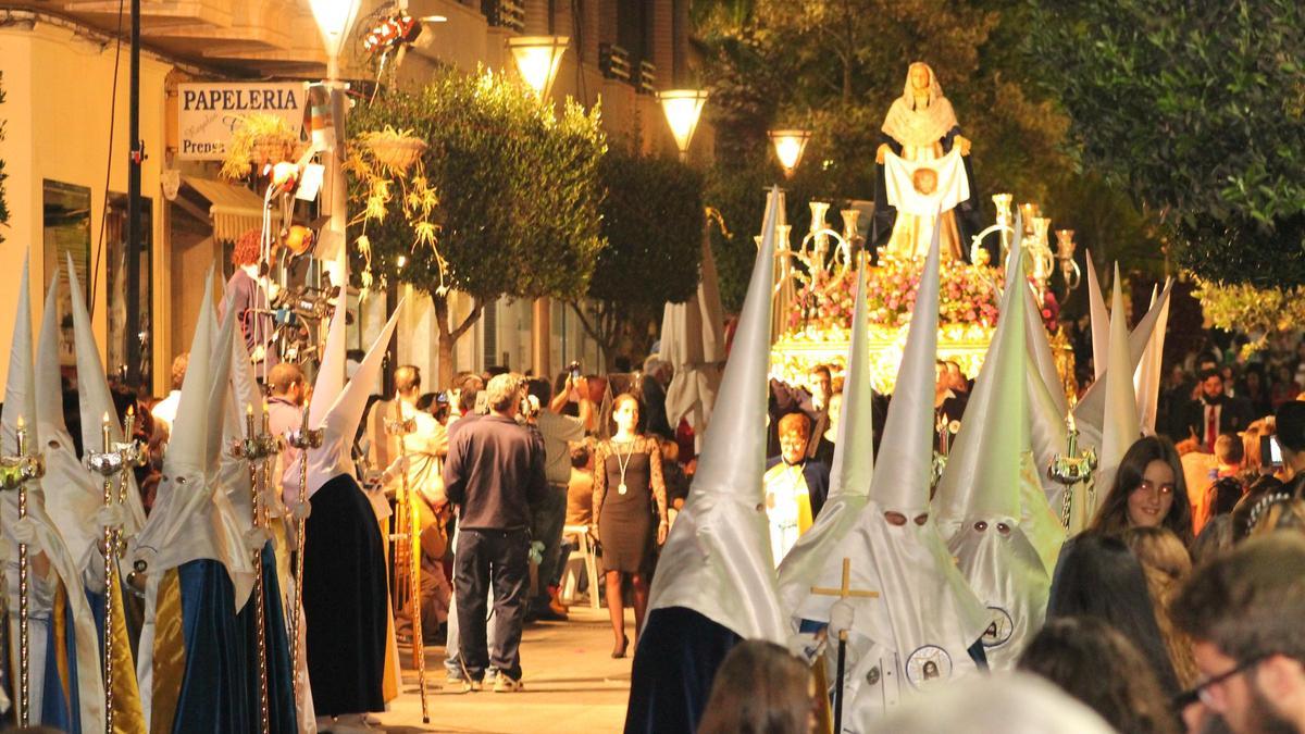 Un momento de las procesiones de la Semana Santa de Torrevieja