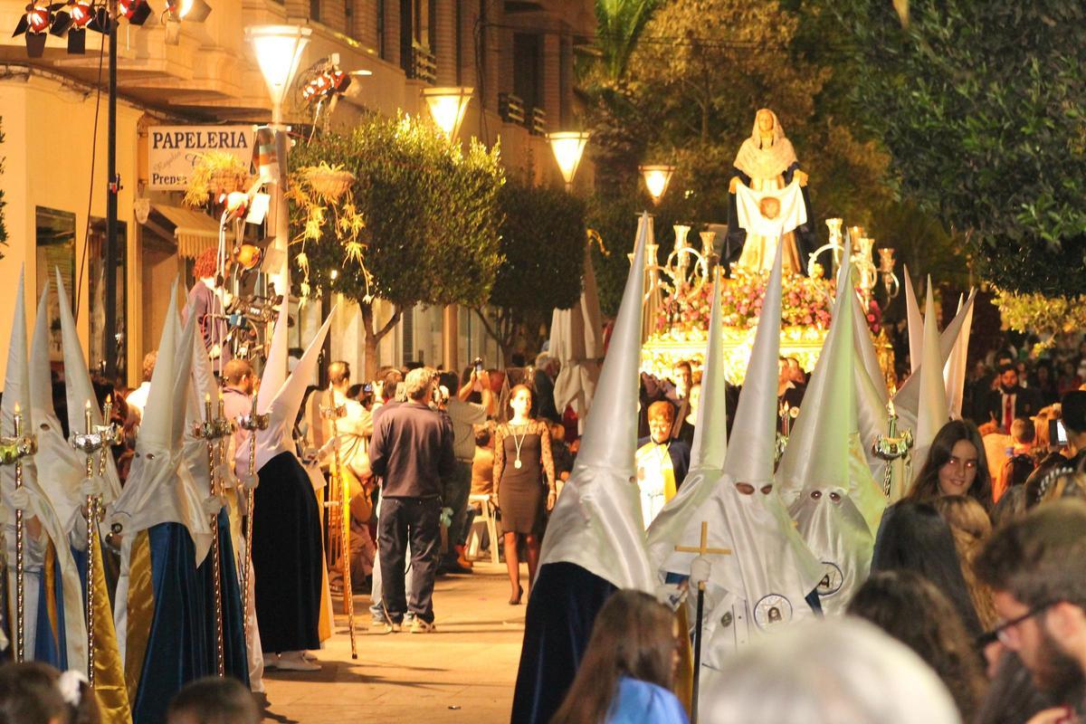 Un momento de las procesiones de la Semana Santa de Torrevieja