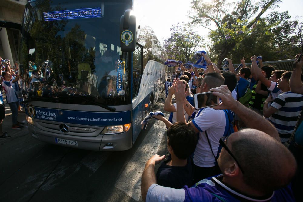 200 aficionados animan al Hércules antes del partido