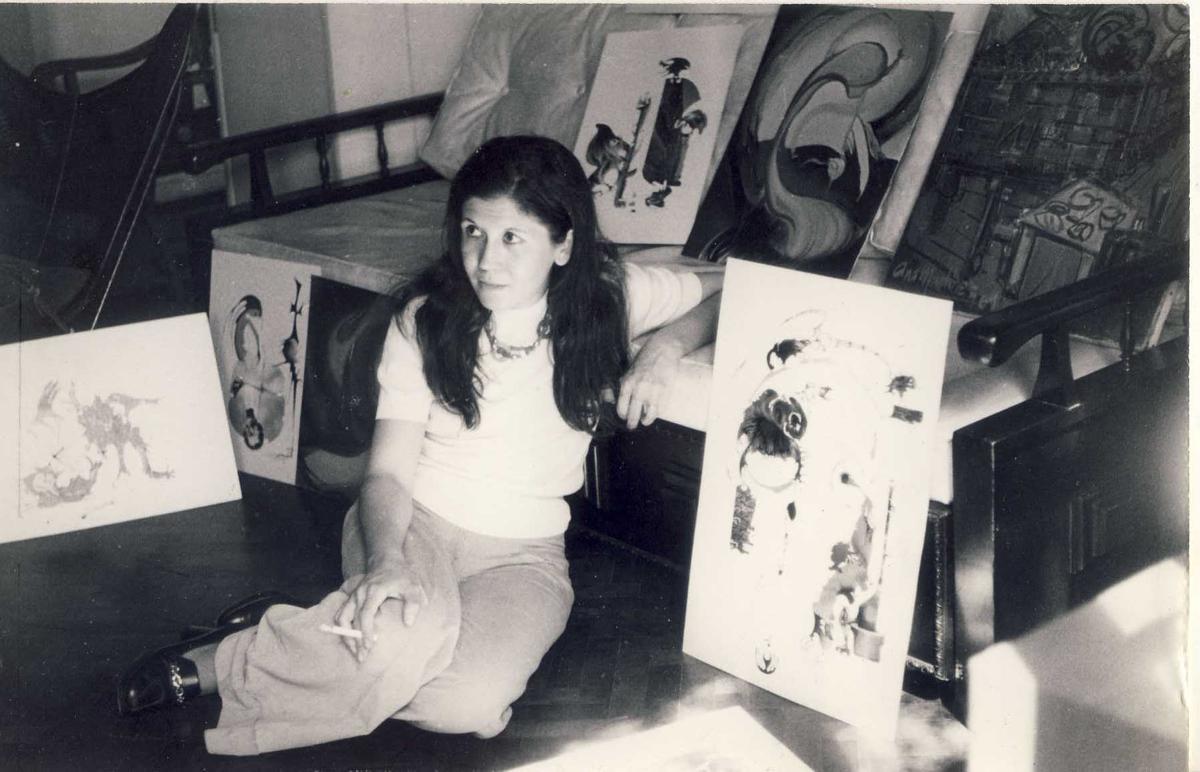 Ana Martínez Pasarín, en su juventud, con algunas de sus obras.