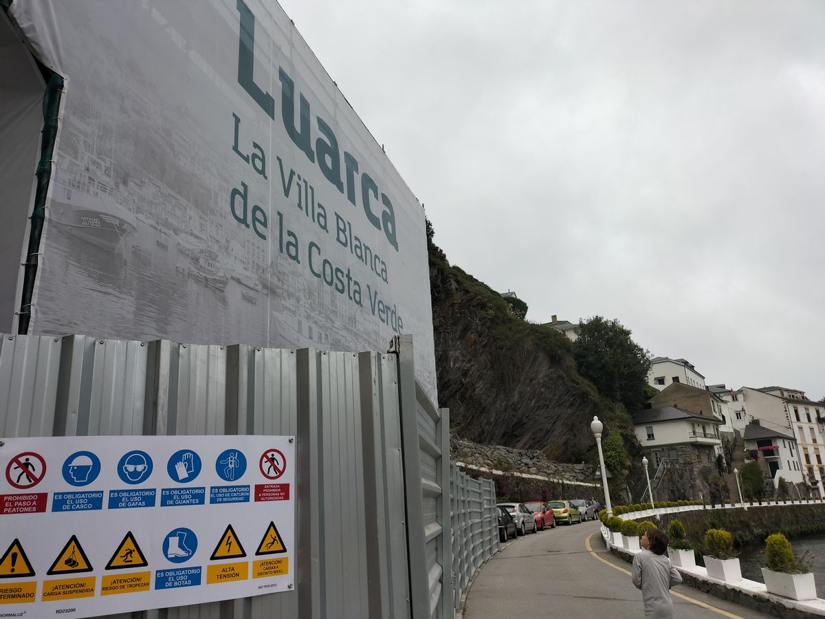 La lona, vista de cerca, en el acceso rodado a las playas de Luarca.
