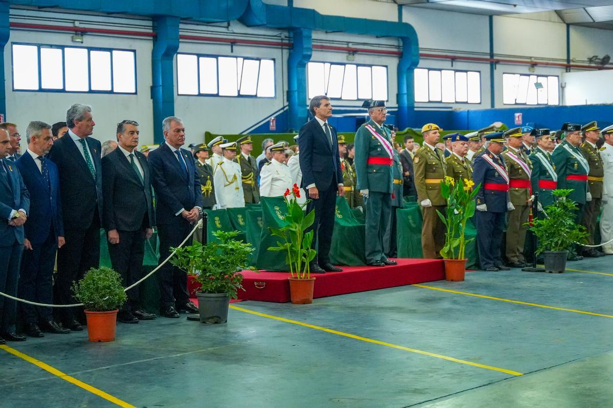 El delegado del Gobierno en Andalucía, Pedro Fernández,(i)  con el general de Brigada jefe de la IV Zona de la Guardia Civil, Luis Ortega Carmona (d) en la celebración de la festividad del a Virgen del Pilar. A 12 de octubre de 2024, en Sevilla, Andalucía (España). El delegado del Gobierno en Andalucía, Pedro Fernández, junto con el general de Brigada jefe de la IV Zona de la Guardia Civil, Luis Ortega Carmona, presiden los actos con motivo de la festividad de la Virgen del Pilar, patrona de la Guardia Civil. El consejero de la Presidencia, Interior, Diálogo Social y Simplificación Administrativa, Antonio Sanz, también estará presente en la ceremonia en Sevilla. 12 OCTUBRE 2024 Francisco J. Olmo / Europa Press 12/10/2024. LUIS ORTEGA CARMONA;PEDRO FERNÁNDEZ;Francisco J. Olmo;