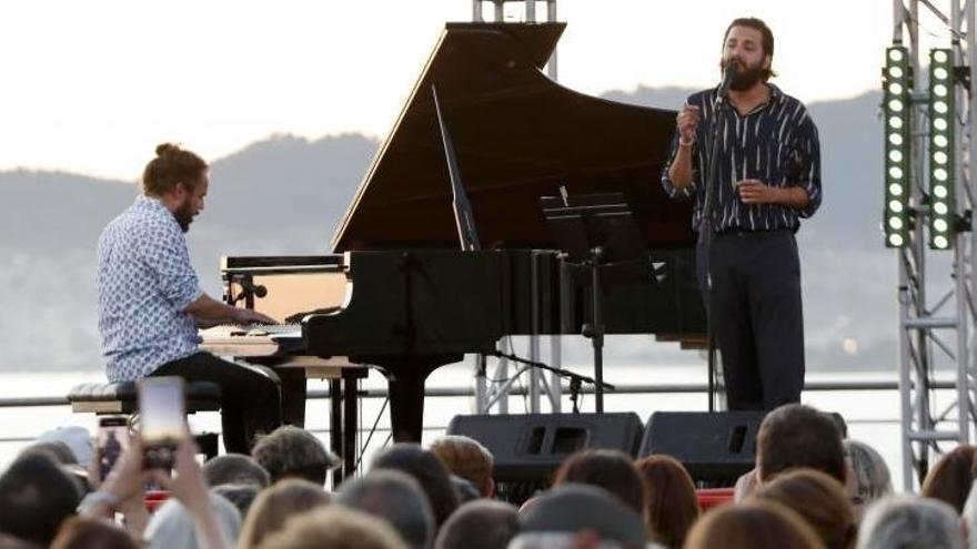 Salvador Sobral, junto al pianista Abe Rábade, en su concierto de este verano en el TerraCeo.