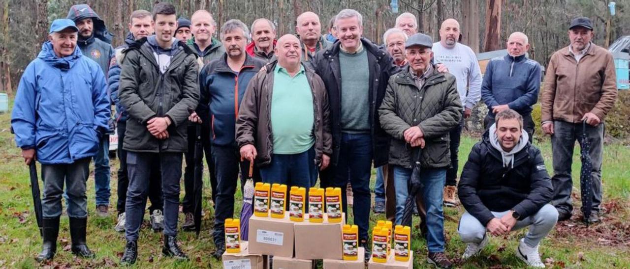 El alcalde de A Cañiza entrega los botes a los apicultores locales.  // D.P.