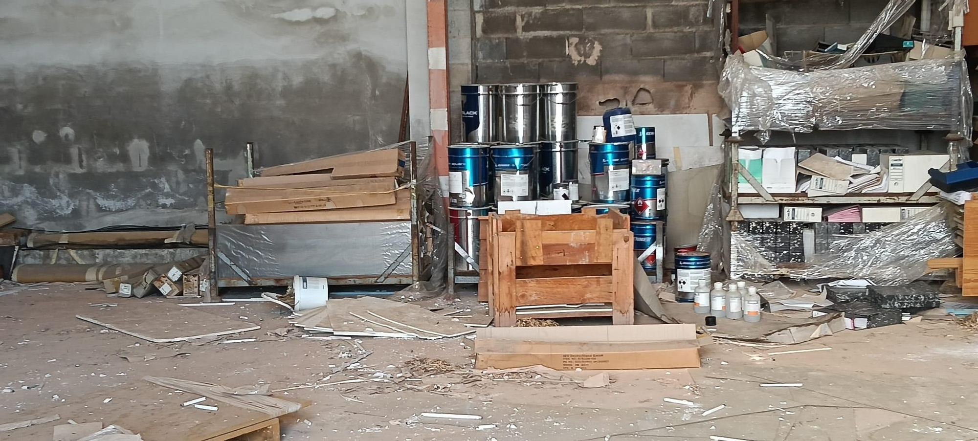 Esclarecedores imágenes del estado y los riesgos de una nave industrial abandonada en la Vall