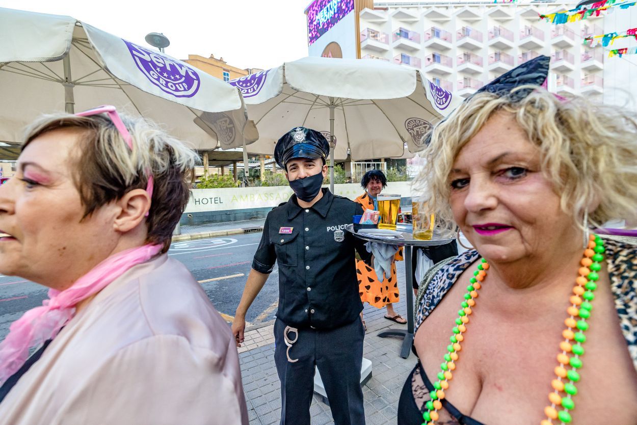 Los británicos desafían a la lluvia y celebran su "Fancy Dress Party" en Benidorm