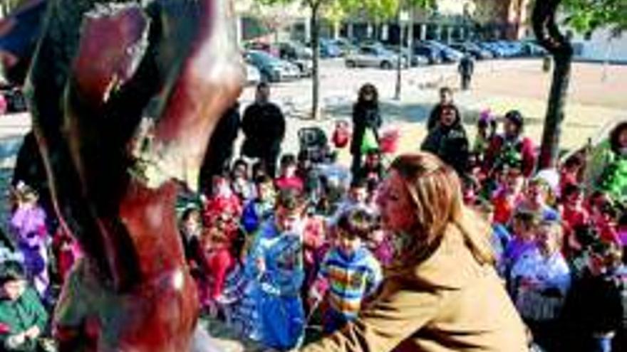 LOS NIÑOS DE FIDIANA RINDEN HOMENAJE A AURELIO TENO