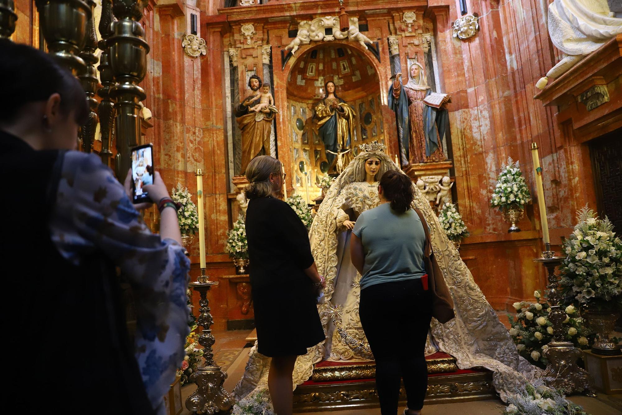 Besamanos de la Virgen de LaPaz en la Mezquita-Catedral