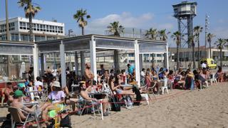 El conflicto de los chiringuitos amenaza con dejar sin servicio a alguna playa de Barcelona