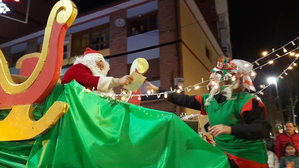 Papá Noel encandila a los niños en El Berrón: así ha sido su llegada a Siero