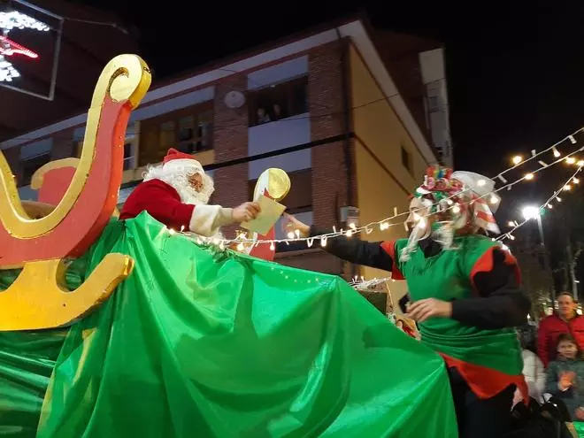 Papá Noel encandila a los niños en El Berrón: así ha sido su llegada a Siero
