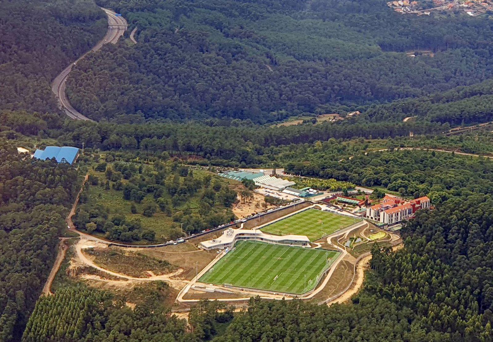 Vista aérea de la cidade deportiva Afouteza, con la AG-57 al fondo