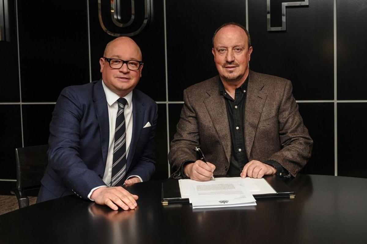 Lee Charnley y Rafa Benítez en la firma del contrato del entrenador español