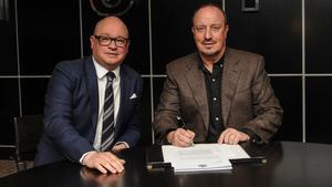 Lee Charnley y Rafa Benítez en la firma del contrato del entrenador español.