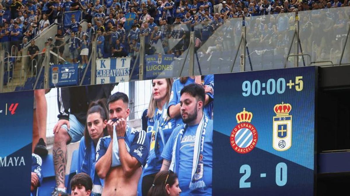 Aficionados del Oviedo, en la grada de Cornellá, en el partido de vuelta de la final del play-off de la temporada 2023-2024.  | MARCOS LEÓN