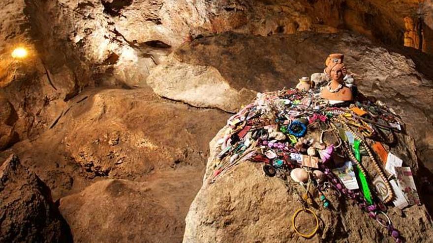 Son muchos los visitantes que dejan sobre una roca de la cueva, a modo de altar, lo que ellos entienden como ofrendas