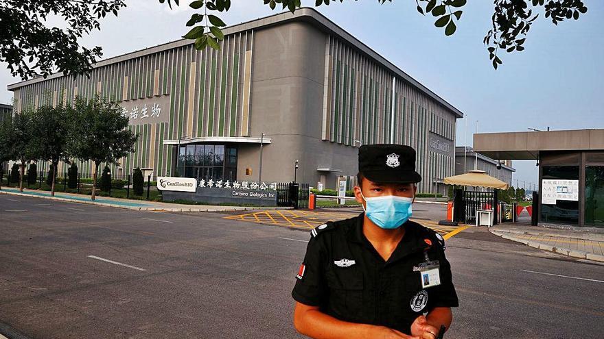 Un vigilant de seguretat davant la biofarmacèutica xinesa que elabora la vacuna.