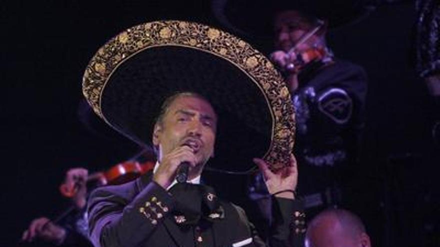 El cantante mexicano Alejandro Fernández, ayer en el Auditorio Municipal de Málaga.