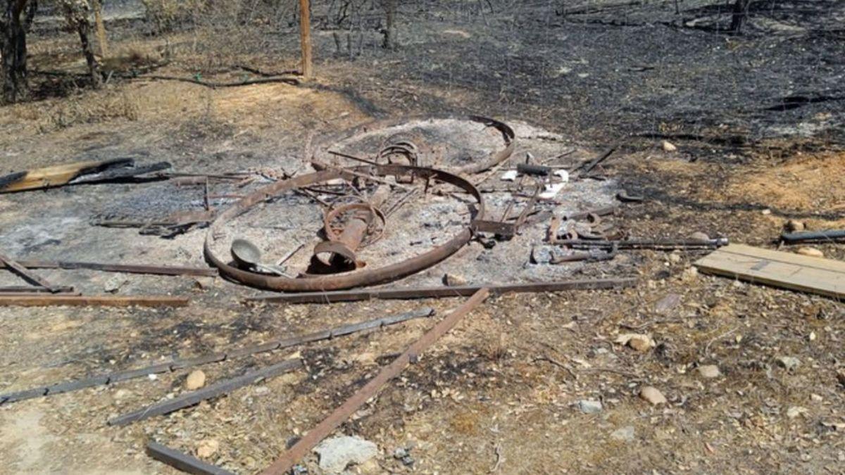 Lo que queda del carro que albergaba la granja escuela de Santibáñez.