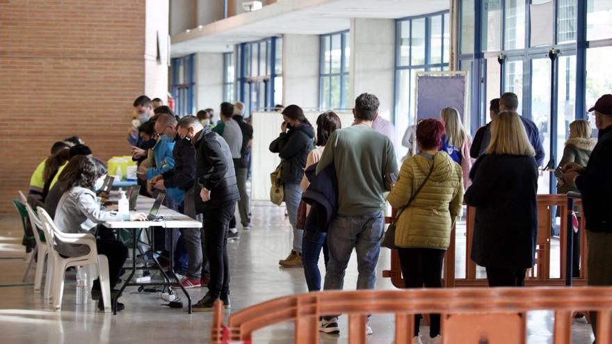 Más de 5.500 personas reciben la dosis de refuerzo en el Palacio de los Deportes de Murcia