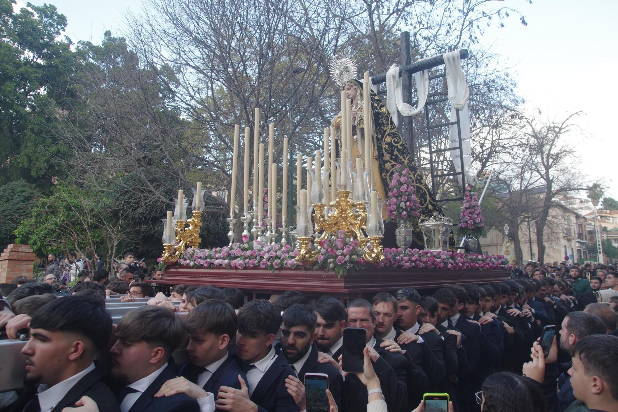 Procesión de la Virgen del Sol por el barrio de la Victoria este domingo.