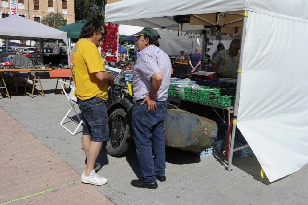 Lo coches antiguos conquistan  el Cuartel de Artillería